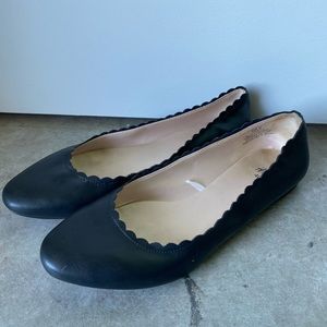 Scalloped edge black faux leather ballet flats